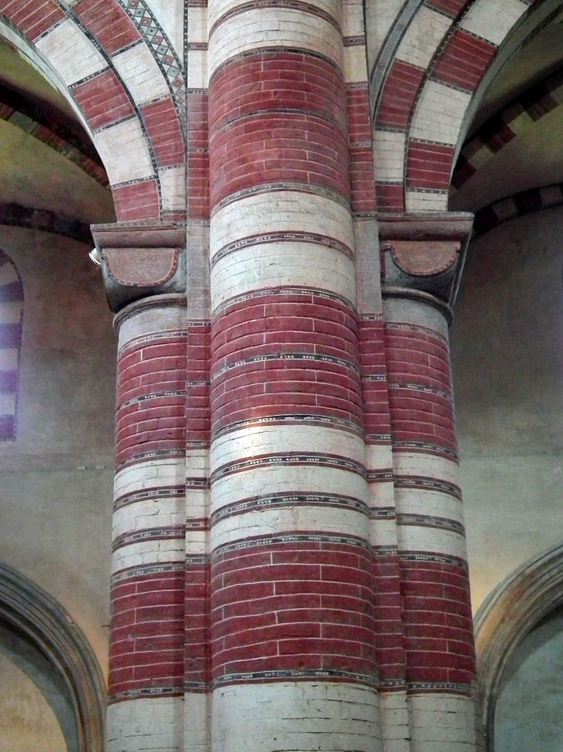 abbazia staffarda pilastro